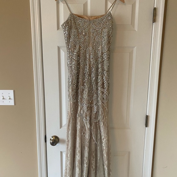 Beautiful Ivory Beaded/Lace Prom Gown Size 2 - Picture 6 of 7